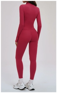 Makro-Detail der gebürsteten Textur und der Rückennähte der rosaroten Yoga-Jacke
