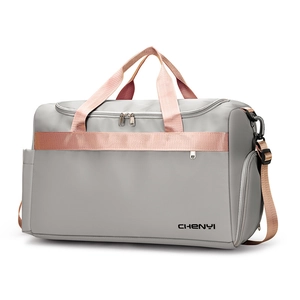 Détail du grand sac de voyage en tissu gris imperméable avec des sangles roses