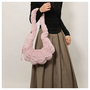 Roze pluchen schoudertas met geplooide textuur en brede harige riem voor dames
