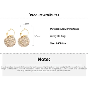 Détail de boucles d'oreilles boules dorées avec strass affichant les dimensions 3,3x1,9 cm