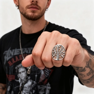 Bague arbre de vie en acier inoxydable argenté portée par un mannequin homme sur fond noir