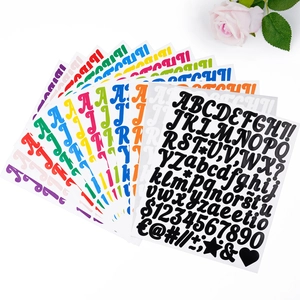 Autocollants de lettres et chiffres de 1 pouce en couleurs disposés en éventail
