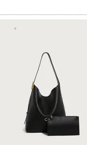 Detail der großen Hobo-Tasche aus schwarzem Leder mit goldenem Ring und kleiner Tasche