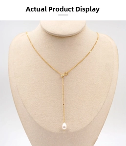 Détail d'un collier en Y doré ajustable avec un élégant pendentif perle goutte
