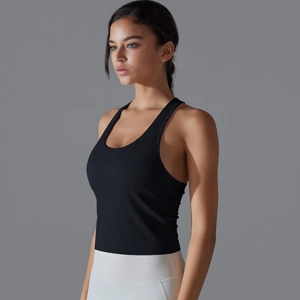 Gros plan du débardeur de yoga noir côtelé montrant la texture élastique et le col en U