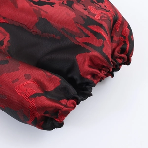 Robe rétro chic avec motif jacquard, poignets élastiques et tissu rouge et noir soyeux