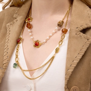 Collana multistrato retrò in oro con perle, ciondolo a fiore rosso e perline colorate
