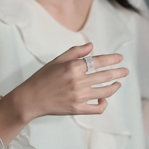 Eleganter S925 Sterling Silber Breitbandring mit feiner Spitzen-Hohlstruktur für Damen
