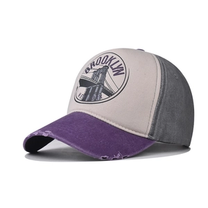 Detailaufnahme des Used-Look-Schirms und Brooklyn-Brückendrucks auf der Baseballkappe