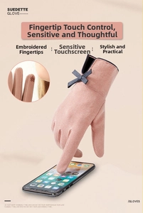 Gros plan de gants en suédine rose avec bouts des doigts tactiles et détail nœud