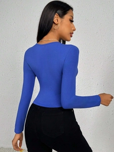 Top ajustado de manga larga azul para mujer con un diseño de escote cuadrado moderno