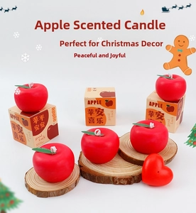 Set de velas aromáticas en forma de manzana roja con bases de madera y caja de regalo