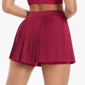 Détail de la jupe de tennis plissée taille haute bordeaux avec short intégré pour le sport