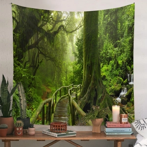 Dettaglio dell'arazzo murale con foresta tropicale, alberi muschiosi e ponte in legno