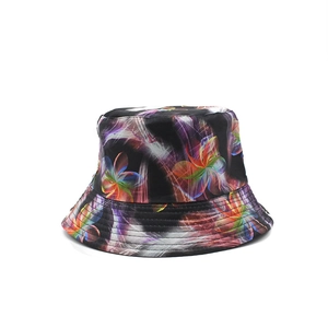 Cappello da pescatore reversibile con vivace motivo floreale e base in tela nera