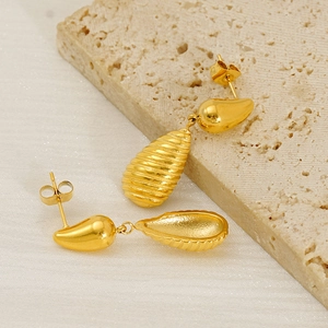 Élégantes boucles d'oreilles goutte en acier inoxydable plaqué or 18 carats texturé