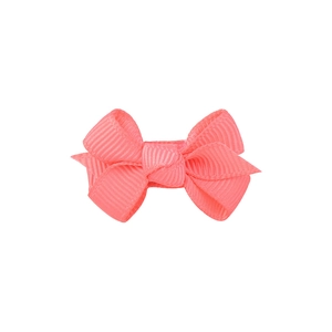 Détail macro du nœud en ruban gros-grain rose vif avec un tissage texturé de qualité