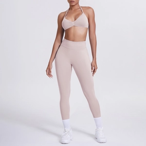 Dettaglio completo completo yoga rosa nude con reggiseno allacciato al collo e leggings