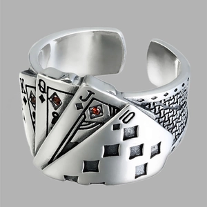 Detail eines Vintage-Pokerrads mit K-, Q-, J-, 10-Kartensymbolen und roter Emaille