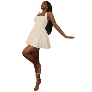 Robe courte blanche moulante à licou avec dos nu pour femme mode d'été chic