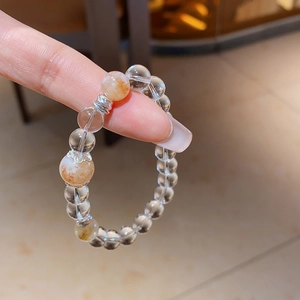 Vue détaillée du bracelet en quartz clair naturel avec perles fantômes ambrées