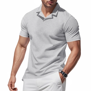 Primer plano detallado del tejido gofrado gris y el diseño del cuello polo clásico