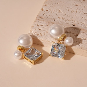 Élégantes boucles d'oreilles dorées avec zircon carré et design à double perle moderne