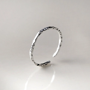 Anello aperto minimalista con texture martellata irregolare in argento da donna