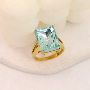 Anello vintage dorato con zircone blu quadrato e dettagli laterali per fidanzamento