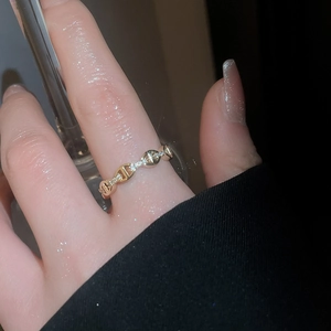 Dettaglio macro dell'anello a catena placcato oro 18k con intarsio in zircone