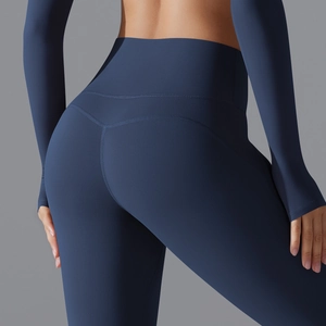 Detail der dunkelblauen Yoga-Hose mit hoher Taille und ergonomischen Nähten am Gesäß