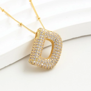 Collana con ciondolo lettera D in rame placcato oro con zirconi micro-incastonati
