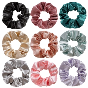 Set mit 9 farbenfrohen Satin-Haargummis in verschiedenen Tönen mit seidigem Glanz