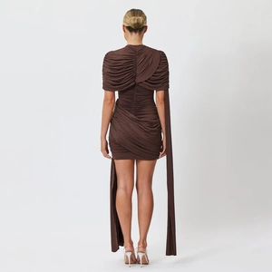 Sexy dunkelbraunes figurbetontes Minikleid mit gerafftem Rücken und fließenden Bändern