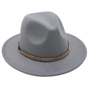 Détail d'un chapeau Fedora gris foncé avec ruban orné de perles sur un fond blanc