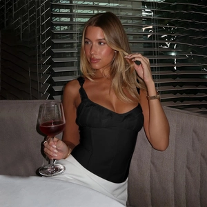 Elegante top a corsetto in mesh nero con bordo in pizzo e vestibilità slim da donna