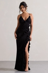 Détail d'une robe longue noire à volants avec col en V et fente latérale haute