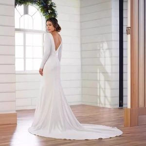 Robe de mariée élégante blanche à manches longues avec dos nu et longue traîne fluide
