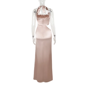 Vue arrière d'une robe en satin or rose avec dos nu licou et grand nœud décoratif chic