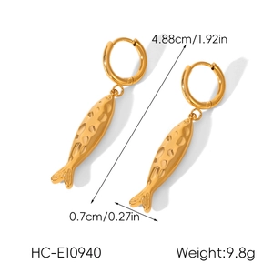 Dimensions détaillées des boucles d'oreilles poisson en acier doré 18 carats martelé