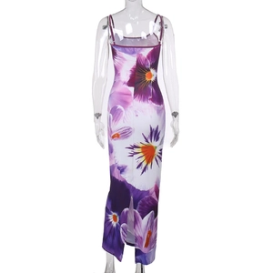 Vue détaillée du dos d'une robe longue florale avec coupe ajustée et fente à l'ourlet
