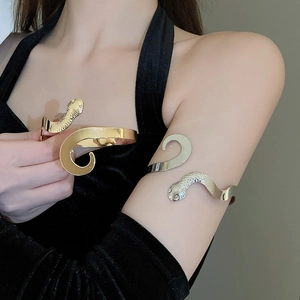 Gros plan détaillé du bracelet serpent à deux têtes en finitions dorée et argentée