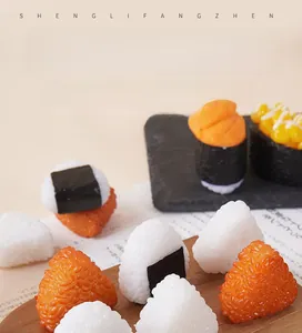 Λήψη macro από ρεαλιστικά κρεμαστά σούσι onigiri με ανάγλυφο ρύζι και φύκια
