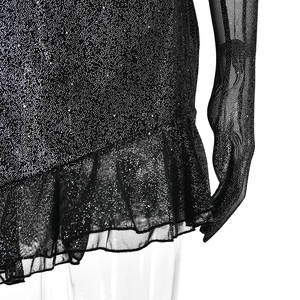 Détail de la robe courte en tulle noir à paillettes argentées avec gants assortis