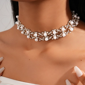Nahaufnahme des eleganten doppelreihigen Chokers mit Perlen und Strasssteinen