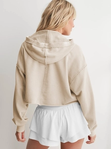 Rückansicht des beigen Cropped-Hoodies zeigt hochwertige Baumwolltextur und Nähte