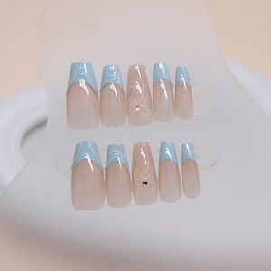 Faux ongles amande rose nude avec pointes bleu clair, nœuds 3D et petits strass