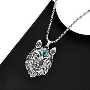 Pendentif tête de loup punk rétro avec détails œil bleu et collier chaîne box