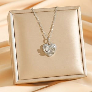 Collana con pendente a cuore d'argento e rilievo a farfalla su base elegante