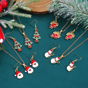 Details der Weihnachts-Schmucksets mit bunten Emaille-Anhängern auf festlichem Grund
